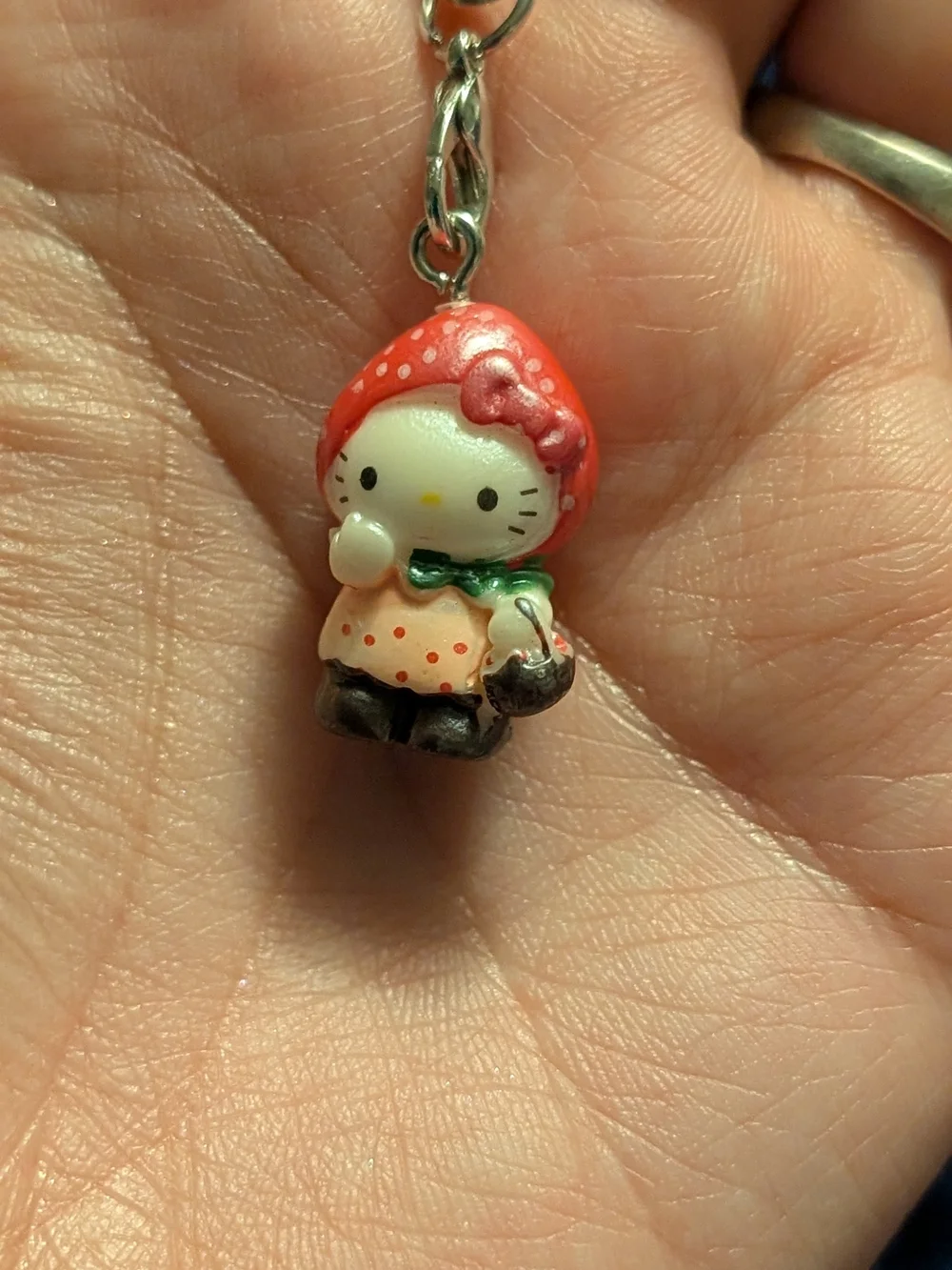 🦋 Hello Kitty Strawberry Charm Strap - Zipper Pull
